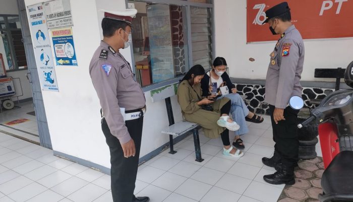 Patroli Pamor Keris, Polsek Ngunut Bagikan Masker Kepada Masyarakat