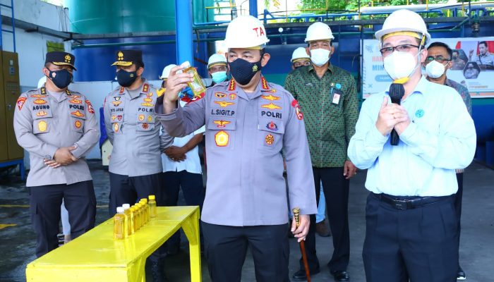 Tinjau Pabrik Minyak Goreng di Bali, Kapolri Pastikan Stok dan Harga Sesuai HET Dipasaran