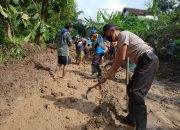 Pasca Longsor, Polsek Sendang Bersama Stakeholder dan Warga Kerja Bakti Bersihkan Longsoran