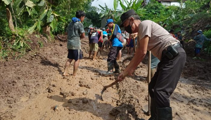 Pasca Longsor, Polsek Sendang Bersama Stakeholder dan Warga Kerja Bakti Bersihkan Longsoran