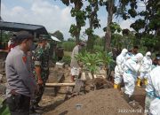 Bhabinkamtibmas Polsek Ngunut Pengamanan Pemakaman Pasien Covid 19 di TPU Desa Pandansari