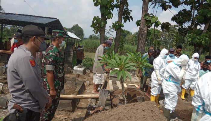 Bhabinkamtibmas Polsek Ngunut Pengamanan Pemakaman Pasien Covid 19 di TPU Desa Pandansari
