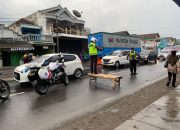 Ditengah Guyuran Hujan, Personil Polres Tulungagung Tetap Mengatur Arus Lalu Lintas Mudik Lebaran 2022