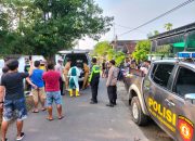 Anggota Polsek Kalangbret Mendatangi Lokasi Laka Tunggal Menabrak Pohon di Depan Makam Jatimulyo