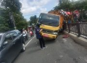 Truk Sampah DLH Tulungagung Tersandar Di Pagar Jembatan