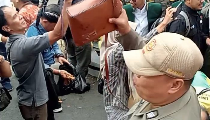 SATPOL PP Amankan Tas saat Warga Rebutan Tumpeng Di peringatan Hari jadi Tulungagung