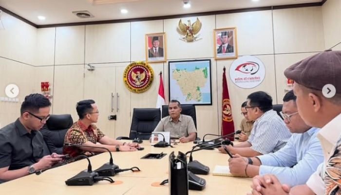 Caption: Tampak Muhamad Ied (tengah kanan) Sekretaris DPD PJS DKI mendampingi Mayjen TNI Joko Suparyoto (tengah kiri) Kabinda DKI sekaligus Ketua Umum ESI DKI Jakarta saat rapat perdana di Kantor Binda Jakarta pada Rabu (5/3/2025).
