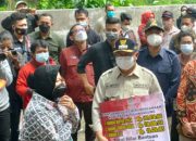 Bupati Tulungagung,menerima Bantuan secara simbolis Dari Mensos Tri Rismaharini