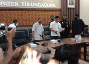 (LPKP2HI) Melakukan Aksi Demo di Depan Kantor DPRD Tulungagung