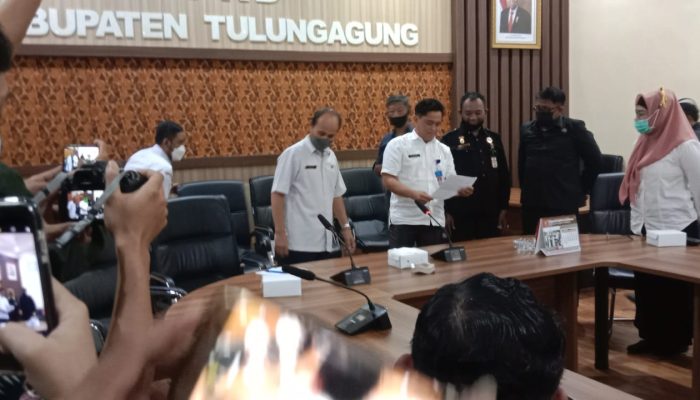 (LPKP2HI) Melakukan Aksi Demo di Depan Kantor DPRD Tulungagung