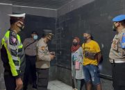 Tim Patroli Skala Besar Polres Tulungagung Ajak Pengunjung Angkringan Patuh Prokes