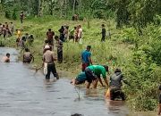 Tradisi Pladu Sungai Brantas Ribuan orang di pingiran Sungai