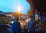 Tanggap Bencana, Polsek Kalangbret Bersama Warga Evakuasi Pohon Tumbang Yang Menutup Jalan