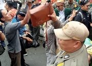 SATPOL PP Amankan Tas saat Warga Rebutan Tumpeng Di peringatan Hari jadi Tulungagung