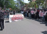 Keranda Mayat Dan Nisan Mengiringi Aksi Demo Dukung hak Angket,Di Depan kantor DPRD Tulungagung