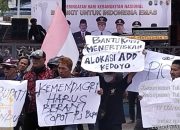 Momen Hari Kebangkitan Nasional Aksi Masa Menuntut PJ Bupati Tulungagung Hengkang ,Diangap Tidak Becus Bekerja.