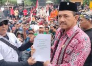 Ketua DPRD Temui Demonstran , menuntut PJ Bupati  Tulungagung Mundur