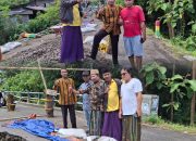 Patut Di contoh Warga Desa Sukorejo Dan Punjul  Bangun Dinding Penahan Jembatan Secara Swadaya