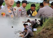 Wujud Kepedulian Ekosistem Sungai, Kapolres Tulungagung Tebar 5.000 Benih Ikan Tombro di Sungai Ngrowo