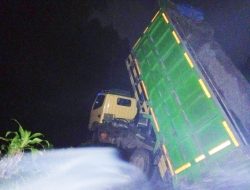 Truk Tersangkut Kabel PLN di Sendang Tulungagung: Satu Tiang Roboh, Listrik Pada