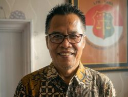 MELANGKAH ATAU DIAM  ” Ketika Rakyat Menunggu, Tapi Pemimpinnya Terlihat Sibuk Cari Aman”