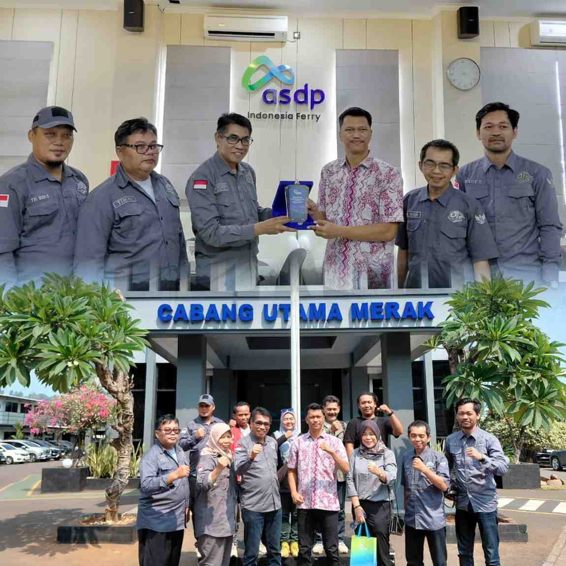 Pengurus DPP PJS didampingi Pengurus DPD Banten dan DPC Cilegon saat menyerahkan piagam penghargaan ke GM ASDP kantor Utama Merak, Kamis (30/07/2026) di kantor ADSP Merak Banten.
