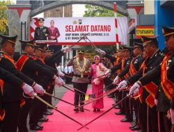 Resmi Pimpin Polres Tulungagung, AKBP Wiwin Junianto Disambut Tradisi Pedang Pora