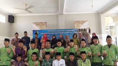 Dukung OPOP Jatim, Pemkab Tulungagung Bekali Santri Keterampilan Kerajinan Goni dan Finishing Kayu