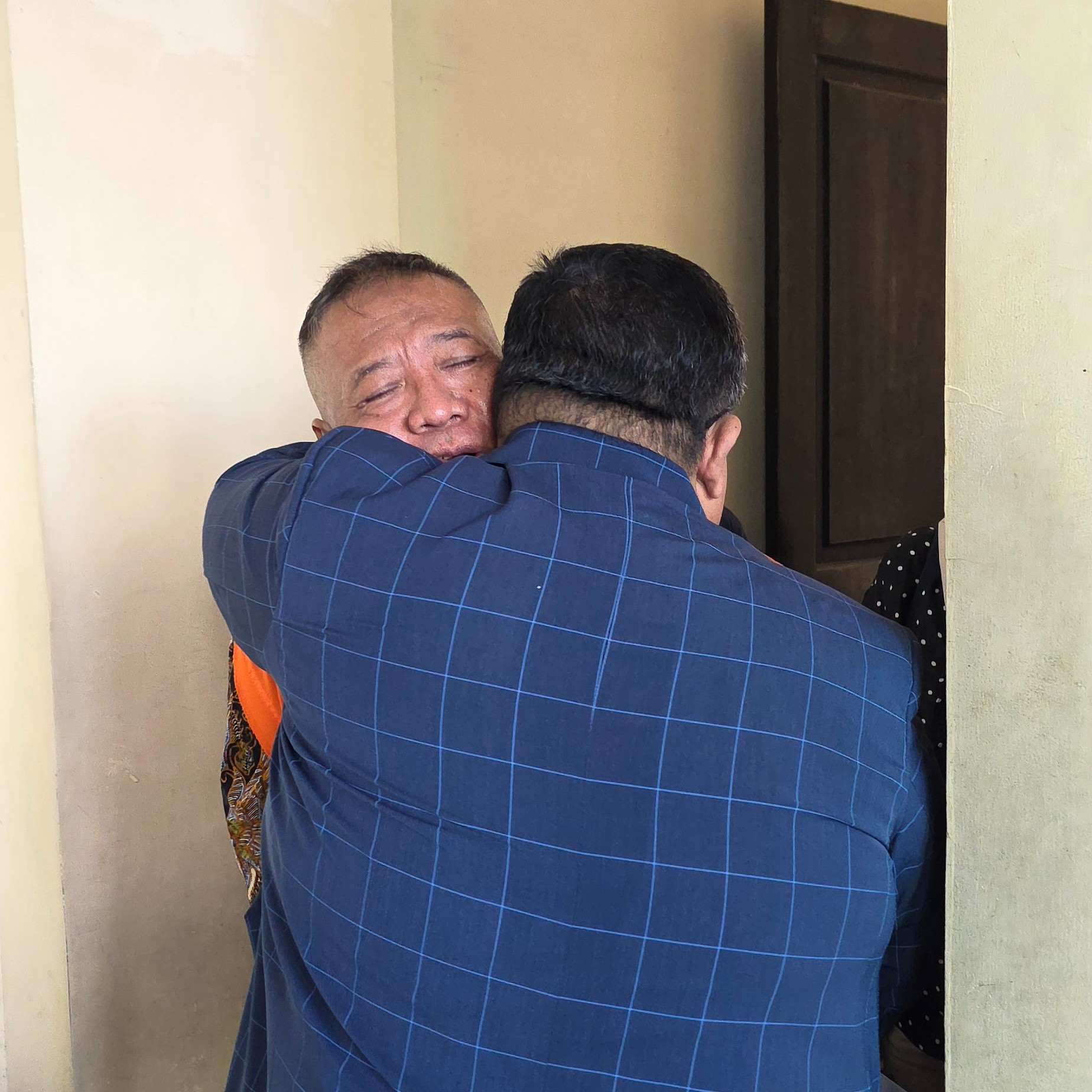 Eko Puguh memeluk hangat Gatut Sunu ( Bupati Tulungagung non Aktif)