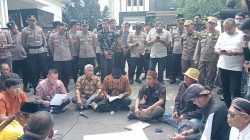 AMTB Demo Duduk di Jalan, Tiga Pimpinan DPRD Tulungagung Temui Massa