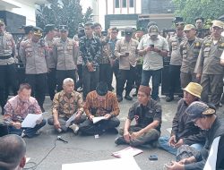 AMTB Demo Duduk di Jalan, Tiga Pimpinan DPRD Tulungagung Temui Massa